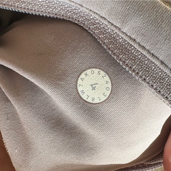 Lululemon Run Times Short II in Dark Chrome - Size 4 - Picture 9 of 9